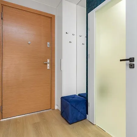 Frey Homes Waterline With Amazing Pool And Gym 그단스크
