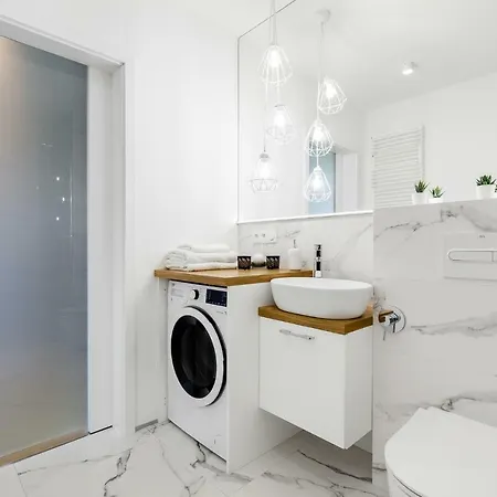 아파트 Frey Homes Waterline With Amazing Pool And Gym 그단스크